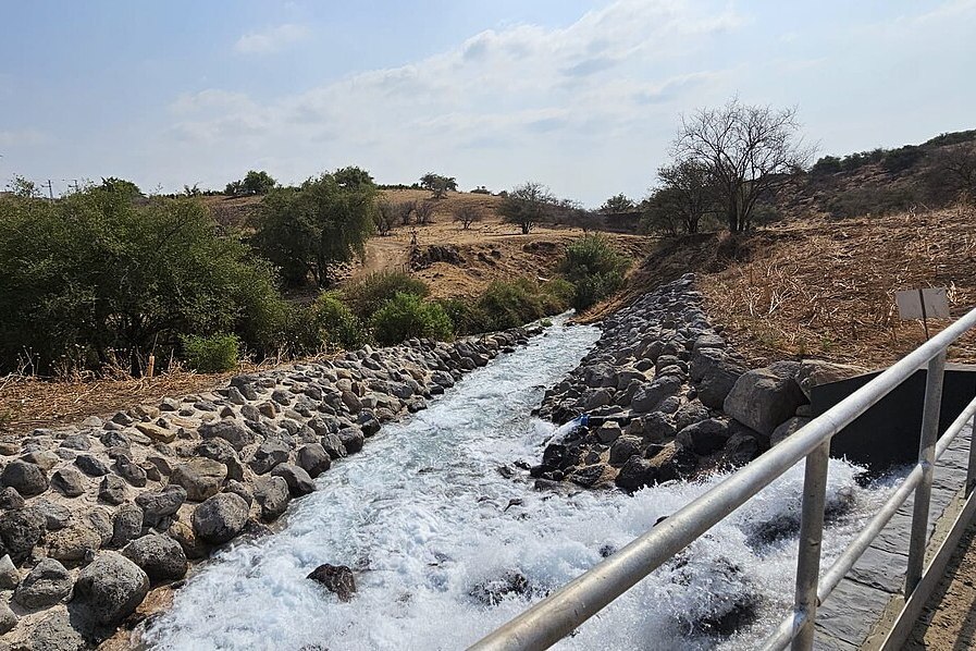 מתקן הזרמת מים מותפלים מהמוביל הארצי החדש אל נחל צלמון (צילום: Jo157 / ויקימדיה קומונס) מתקן הזרמת מים מותפלים מהמוביל הארצי החדש אל נחל צלמון (צילום: Jo157 / ויקימדיה קומונס)