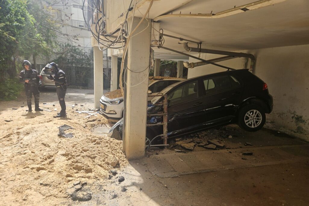 זירת נפילת טיל מאיראן בחולון (צילום: כבאות והצלה)