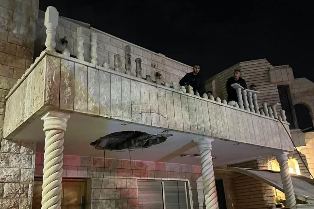 מבנה שנפגע משיגור מאיראן בג'לג'וליה (צילום: מרשתות חברתיות, שימוש לפי סעיף 27א' לחוק זכויות יוצרים)