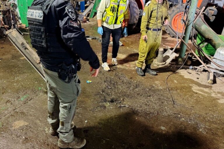 זירת נפילת חלק טיל מאיראן במושב עדנים שבשרון (צילום: דוברות המשטרה)