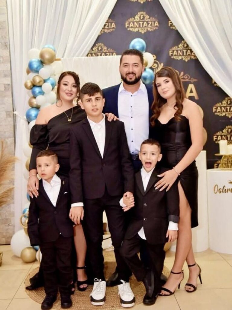 פולינה בן אברהם ומשפחתה (צילום: אלבום פרטי)