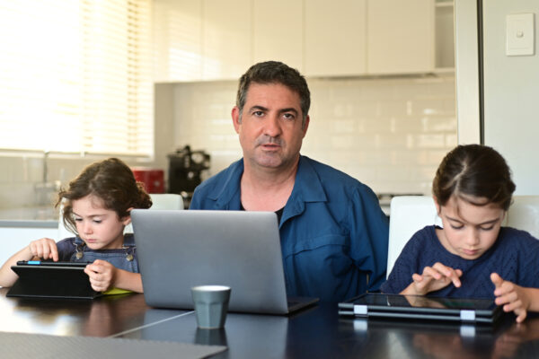 הורה עובד בבית לצד ילדותיו (אילוסטרציה: shutterstock)