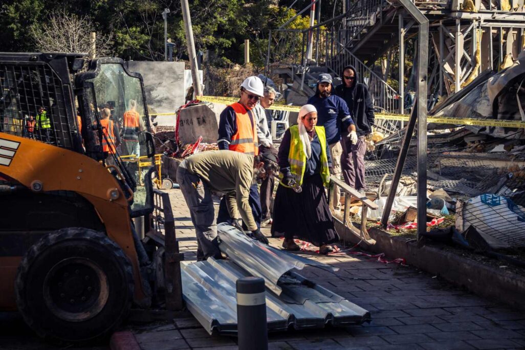עובדי עיריית תל אביב בזירת נפילת טיל איראני במצבע 'שאגת הארי (צילום: Jose HERNANDEZ Camera 51 / Shutterstock.com)