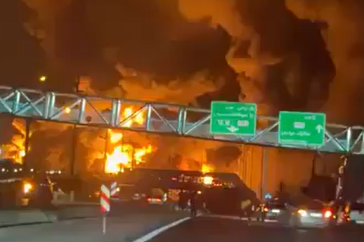 מאגרי דלק בוערים בטהרן אחרי התקפה ישראלית (צילום: מתוך רשתות חברתיות, שימוש לפי סעיף 27א' לחוק זכויות יוצרים)
