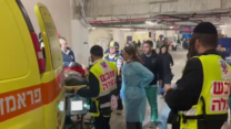 פינוי פצוע מפגיעת הטיל האיראני ביהוד לבית החולים שיבא (צילם: דוברות שיבא)