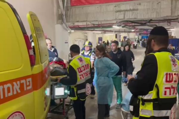 פינוי פצוע מפגיעת הטיל האיראני ביהוד לבית החולים שיבא (צילם: דוברות שיבא)