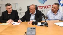 חתימה על הסכם קיבוצי בין ההסתדרות, משרד החוץ, משרד האוצר, נציבות שירות המדינה ו-ועד עובדי משרד החוץ (צילום: יסמין גיל)