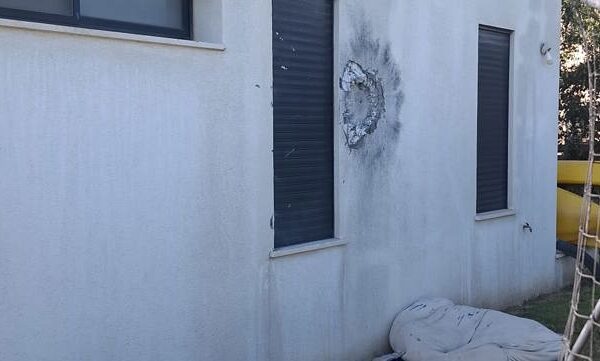 בית נפגע בקיבוץ עברון בעקבות חדירת כטב"מ (צילום: מטה אשר)