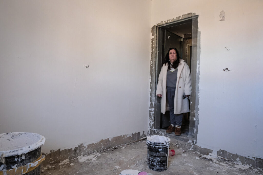 רינת כרמל בפתח הממ"ד הבנוי למחצה בבית אביה במושב זרעית. "לא מבינה איך אנחנו שוב במלחמה, ושוב אין מיגון" (צילום: דוד טברסקי)
