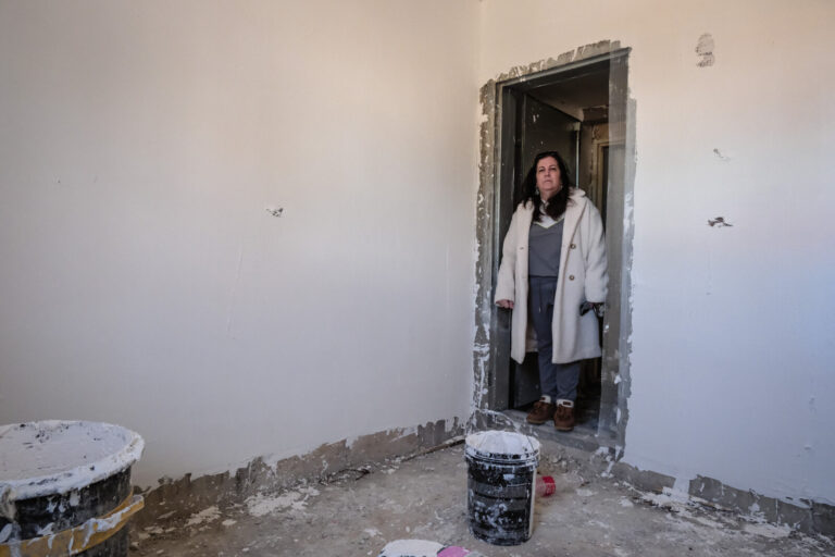 רינת כרמל בפתח הממ"ד הבנוי למחצה בבית אביה במושב זרעית. "לא מבינה איך אנחנו שוב במלחמה, ושוב אין מיגון" (צילום: דוד טברסקי)
