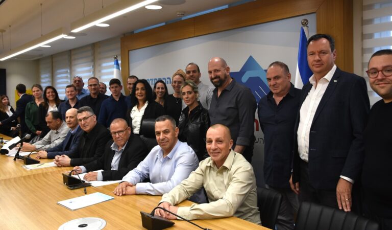 חתימה על הסכם קיבוצי בין ההסתדרות, משרד החוץ, משרד האוצר, נציבות שירות המדינה ו-ועד עובדי משרד החוץ (צילום: יסמין גיל)
