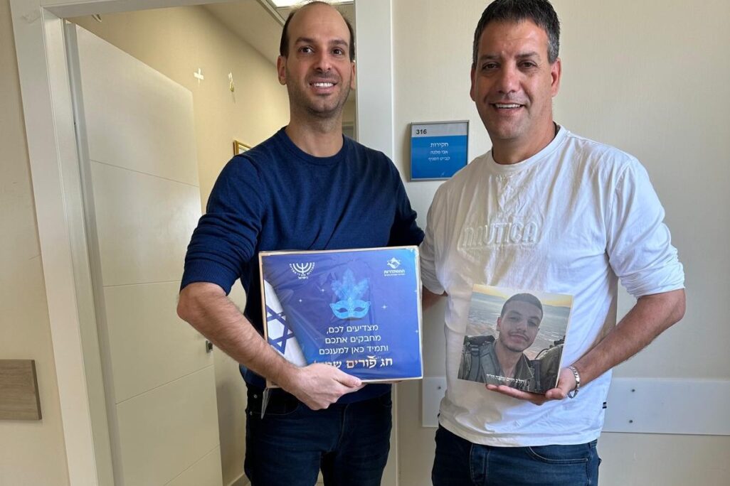 שי למשפחות שכולות ניתן לאבי מלכה אביו של דולב חיים מלכה ז"ל שנפל בחאן יונס. צילום: הסתדרות עובדי המדינה