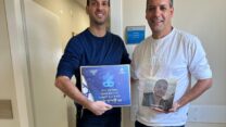 שי למשפחות שכולות ניתן לאבי מלכה אביו של דולב חיים מלכה ז"ל שנפל בחאן יונס. צילום: הסתדרות עובדי המדינה