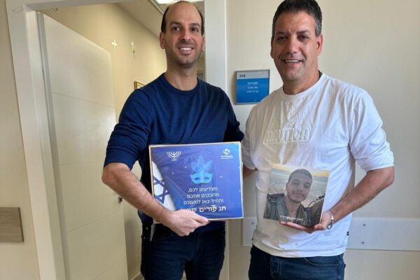 שי למשפחות שכולות ניתן לאבי מלכה אביו של דולב חיים מלכה ז"ל שנפל בחאן יונס. צילום: הסתדרות עובדי המדינה