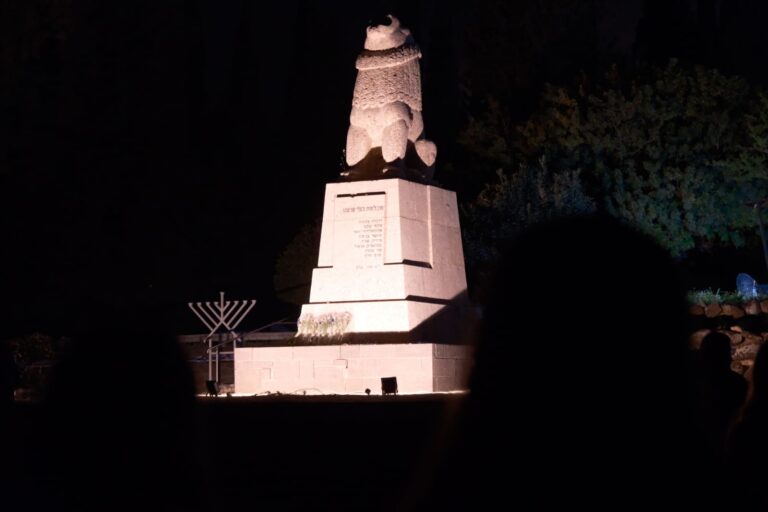 אנדרטת האריה השואג. "שוב רואים את השדות בוערים" (צילום: דוד טברסקי)