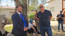 שר המורשת עמיחי אליהו מסייר בין הריסות הבתים בשכונת הצעירים בכפר עזה, יחד עם אורי אפשטיין, יו"ר מועצת שער הנגב (צילום: באדיבות מ.א שער הנגב)