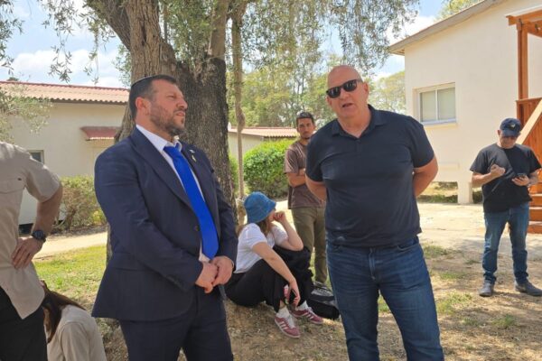 שר המורשת עמיחי אליהו מסייר בין הריסות הבתים בשכונת הצעירים בכפר עזה, יחד עם אורי אפשטיין, יו"ר מועצת שער הנגב (צילום: באדיבות מ.א שער הנגב)