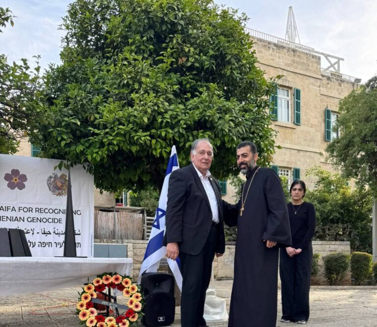 ראש עיריית חיפה יונה יהב והכומר דיראיר סאהאק הובקימיאן (צילום: עיריית חיפה)