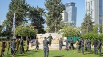 חיילים בחזרות לטקס יום הזיכרון בבית העלמין נחלת יצחק (צילום: יונתן בלום)