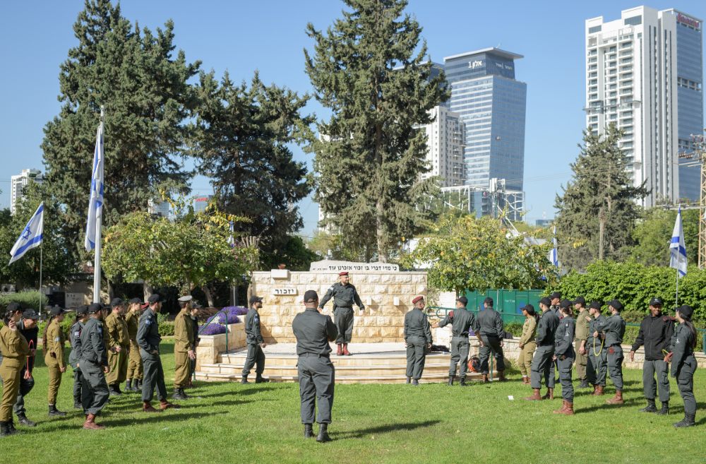 חיילים בחזרות לטקס יום הזיכרון בבית העלמין נחלת יצחק (צילום: יונתן בלום)