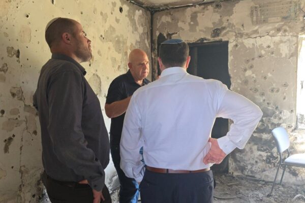 שר המורשת עמיחי אליהו מסייר בין הריסות הבתים בשכונת הצעירים בכפר עזה, יחד עם אורי אפשטיין, ראש מועצת שער הנגב (צילום: באדיבות מ.א שער הנגב)