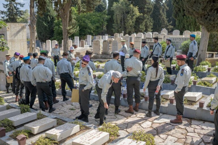 קצינים בסיור בחלקה הצבאית (צילום: יונתן בלום)