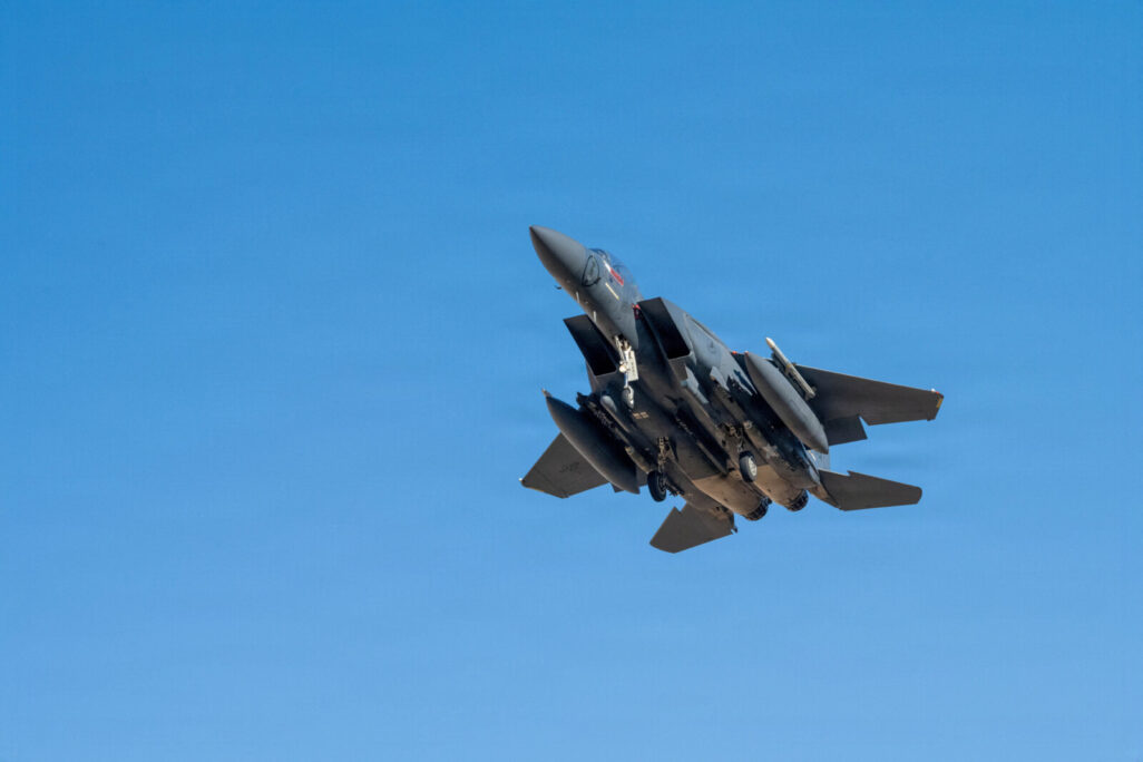 מטוס קרב של ארה"ב מסוג F-15E סטרייק איגל ממריא למשימה במהלךך המלחמה עם איראן (צילום: U.S. Air Force/Handout via REUTERS)
