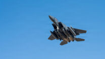 מטוס קרב של ארה"ב מסוג F-15E סטרייק איגל ממריא למשימה במהלךך המלחמה עם איראן (צילום: U.S. Air Force/Handout via REUTERS)