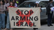 הפגנה אנטי-ישראלית בשיקגו. "הפסיקו לחמש את ישראל" (צילום: Anadolu via Reuters Connect)
