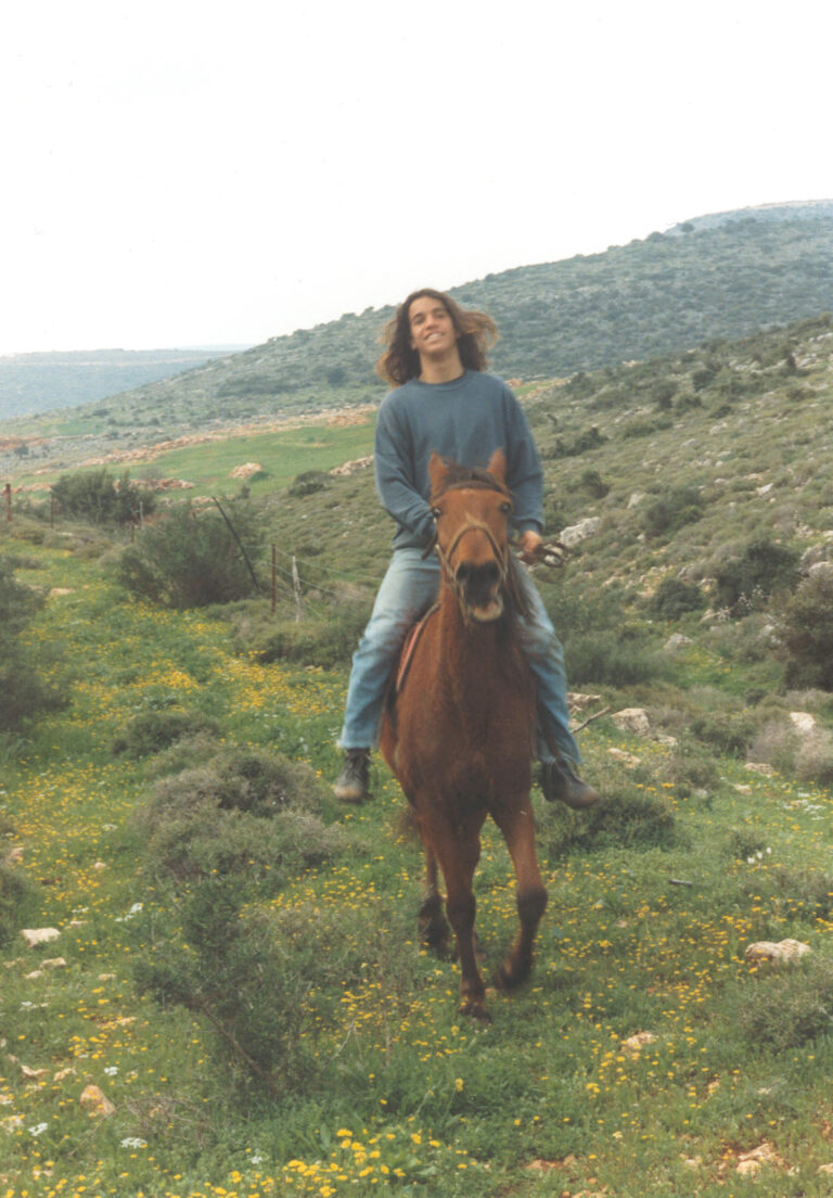 על סוס בגליל. "פעם אמר לנו: 'אני לא מבין מה יש ללמוד ברכיבה על סוסים. פשוט עולים עליהם ורוכבים'" (צילום: אלבום פרטי)
