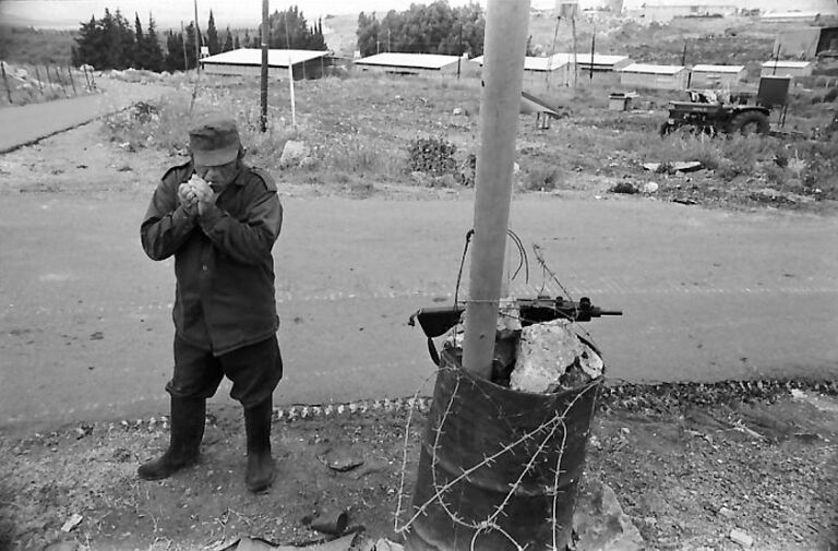 לא ינום כי יעשן, מטולה, 1974 (צילום: אברהם אילת)