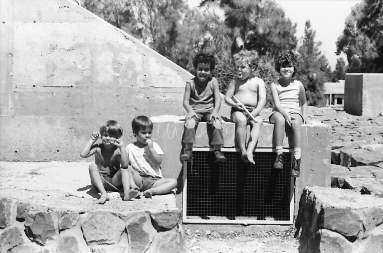ילדים על מקלטים, שמיר, 1976 (צילום: אברהם אילת)