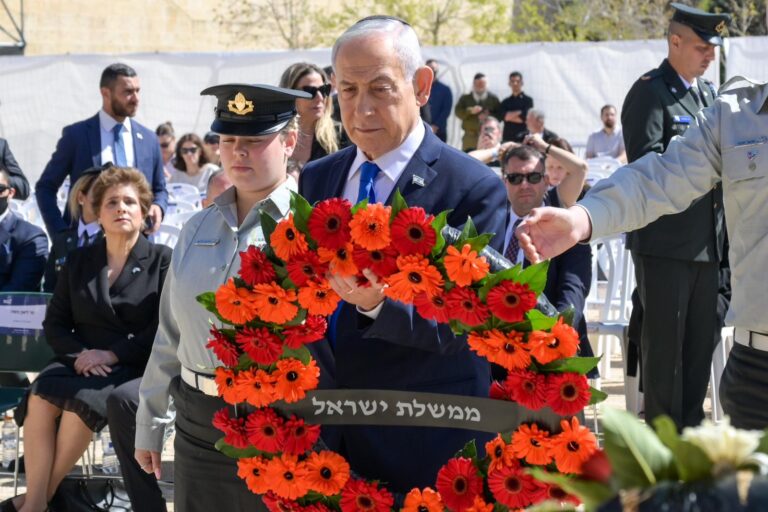 ראש הממשלה בנימין נתניהו בטקס הנחת הזרים ביד ושם (צילום: מעיין טואף/לע"מ)