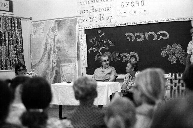 ראש הממשלה גולדה מאיר ושרה ברוורמן בביקור בשמיר (צילום: אברהם אילת)