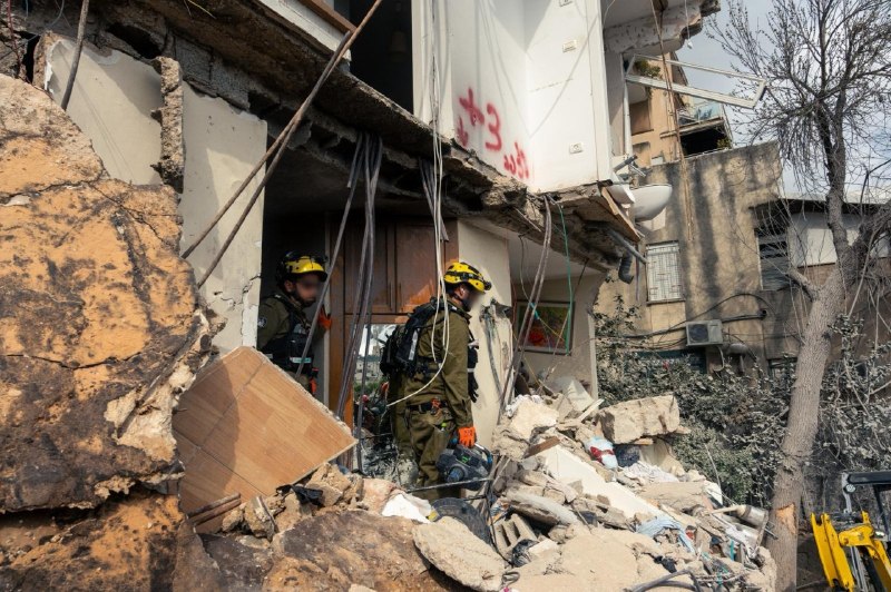 מבצע החילוץ של ארבעת הלכודים שנמצאו תחת הריסות בניין בחיפה שנפגע מטיל איראני (צילום: צה"ל) מבצע החילוץ של ארבעת הלכודים שנמצאו תחת הריסות בניין בחיפה שנפגע מטיל איראני (צילום: צה"ל)