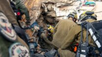 מבצע החילוץ של ארבעת הלכודים שנמצאו תחת הריסות בניין בחיפה שנפגע מטיל איראני (צילום: צה"ל)