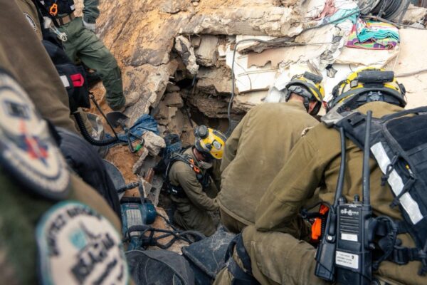 מבצע החילוץ של ארבעת הלכודים שנמצאו תחת הריסות בניין בחיפה שנפגע מטיל איראני (צילום: צה"ל)