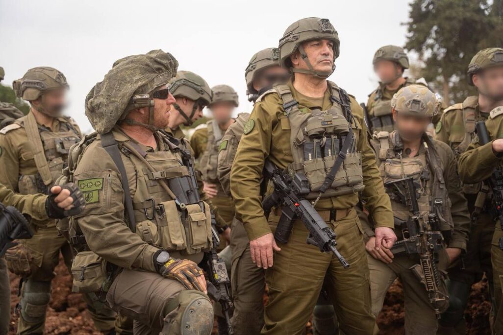 הרמטכ"ל זמיר בדרום לבנון (צילום: דובר צה"ל) הרמטכ"ל זמיר בדרום לבנון (צילום: דובר צה"ל)