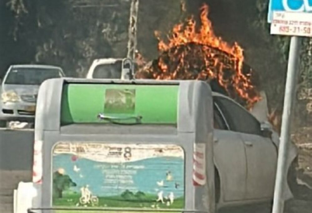 רכב עולה באש בקריית שמונה לאחר ירי מלבנון (צילום: לפי סעיף 27א לחוק זכויות יוצרים) רכב עולה באש בקריית שמונה לאחר ירי מלבנון (צילום: לפי סעיף 27א לחוק זכויות יוצרים)
