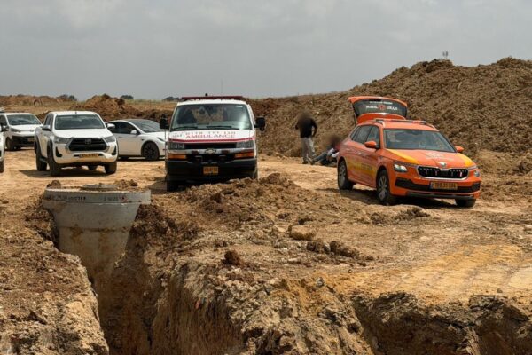 כוחות רפואה והצלה באתר הבנייה סמוך לקריית גת בו נפצע עובד (צילום: איחוד הצלה - מרחב לכיש)