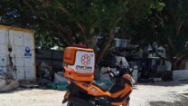 אתר הבנייה בכיכר המדינה בתל אביב, בו נפצע עובד בנפילה מסולם (צילום: איחוד הצלה)