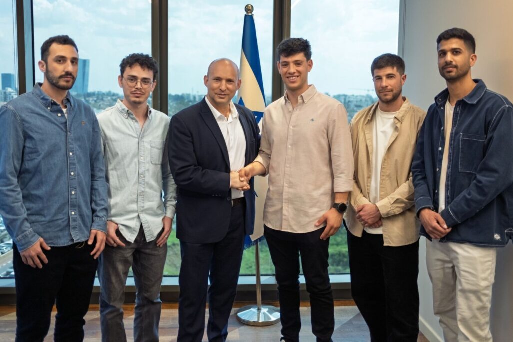 בנט וראשי ארגון 'כתף אל כתף' עמית ברדה (מימין), שחר ורון, יונתן שלו, חנניה בן שמעון ועידו קרן (צילום: קמפיין בנט 2026)
