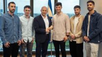 בנט וראשי ארגון 'כתף אל כתף' עמית ברדה (מימין), שחר ורון, יונתן שלו, חנניה בן שמעון ועידו קרן (צילום: קמפיין בנט 2026)