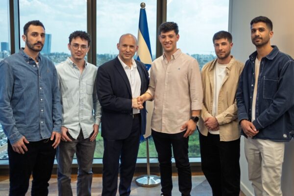 בנט וראשי ארגון 'כתף אל כתף' עמית ברדה (מימין), שחר ורון, יונתן שלו, חנניה בן שמעון ועידו קרן (צילום: קמפיין בנט 2026)