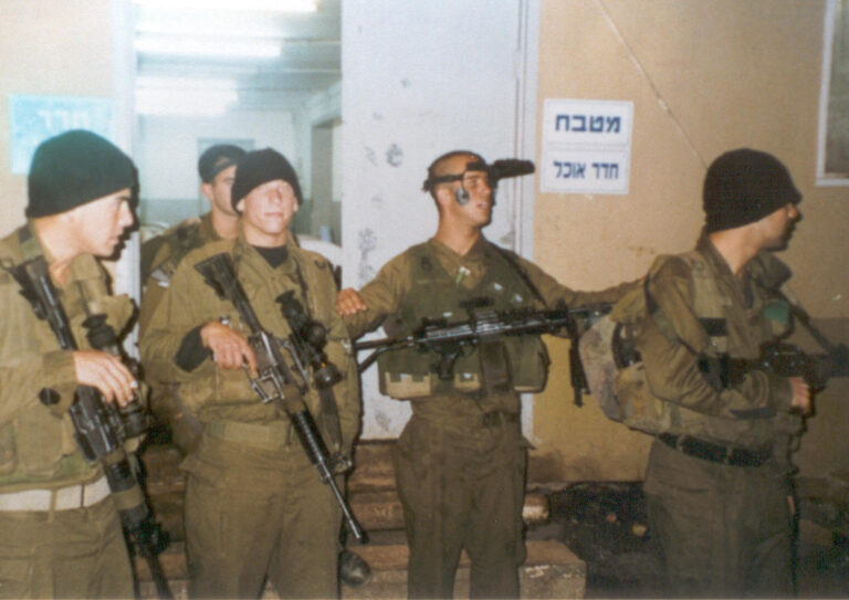 בלדרן (שני מימין) בתמונתו האחרונה לפני היציאה למארב. המ"פ יואב ירום: "ראיתי מולי לוחם עברי" (צילום: אלבום פרטי)