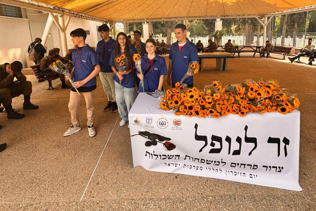 מבצע 'זר לנופל' בבית העלמין הצבאי בכרמיאל (צילום: הנוער העובד והלומד) מבצע 'זר לנופל' בבית העלמין הצבאי בכרמיאל (צילום: הנוער העובד והלומד)