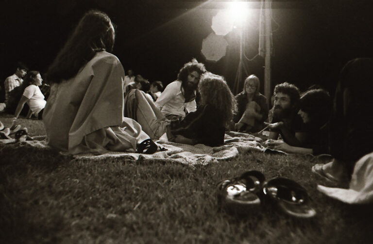 ערב עם מתנדבים, שמיר, 1976 (צילום: אברהם אילת)