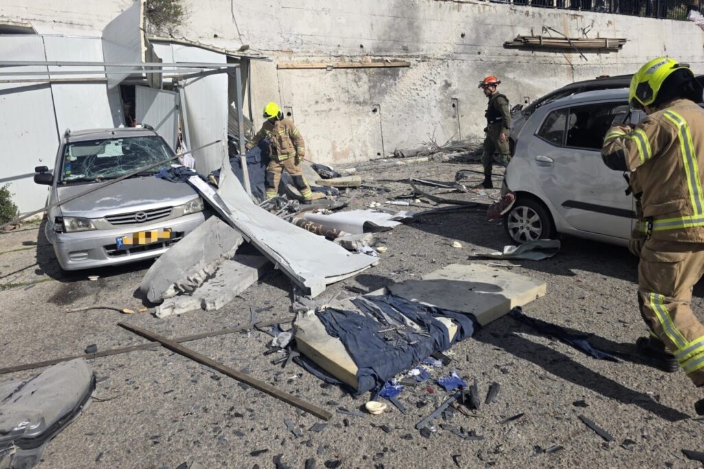 זירת פגיעת טיל מלבנון בצפת (צילום: כבאות והצלה) זירת פגיעת טיל מלבנון בצפת (צילום: כבאות והצלה)