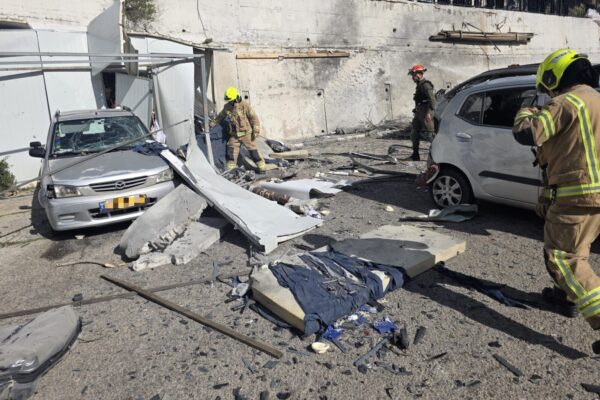 זירת פגיעת טיל מלבנון בצפת (צילום: כבאות והצלה)