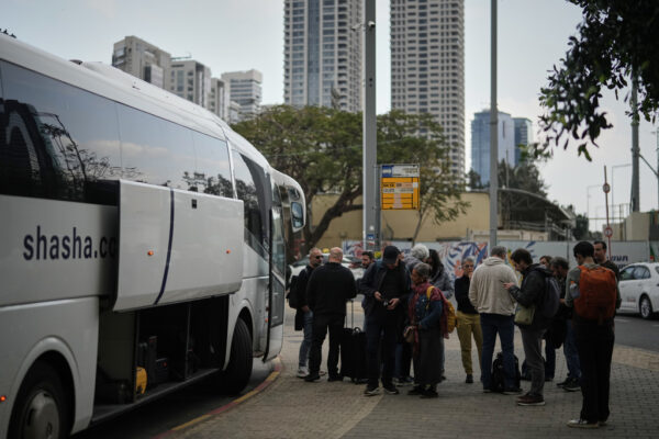 אנשים עולים לאוטובוס מישראל לכיוון מעבר טאבה כדי להגיע למצרים לאחר סגירת השמיים של ישראל, 4 במרץ 2026 (צילום: AP Photo/Leo Correa)